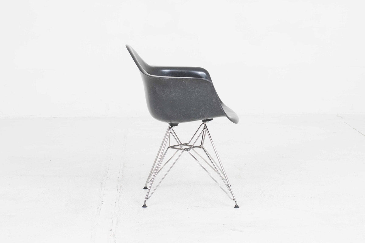 Fauteuil en fibre de verre DAR par Eames pour Herman Miller en noir