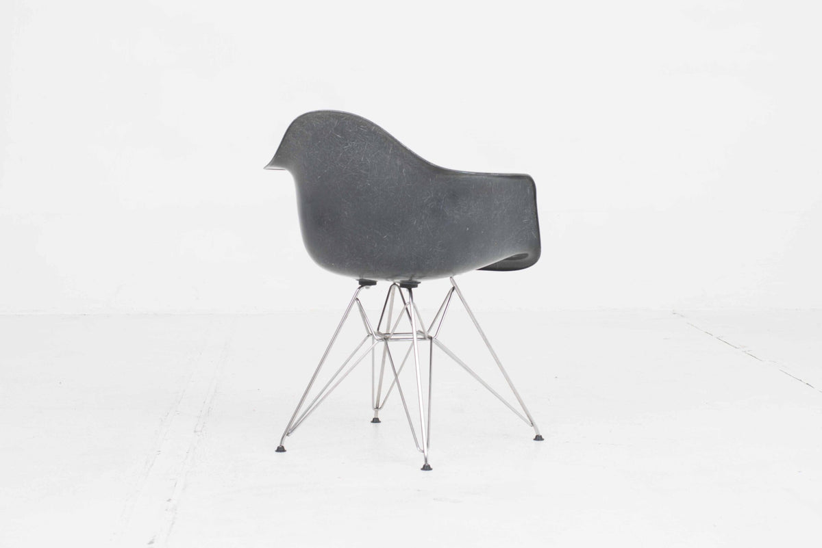 Fauteuil en fibre de verre DAR par Eames pour Herman Miller en noir