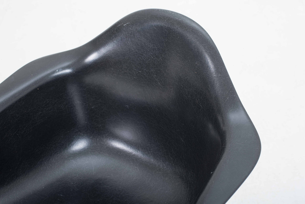 Fauteuil en fibre de verre DAR par Eames pour Herman Miller en noir