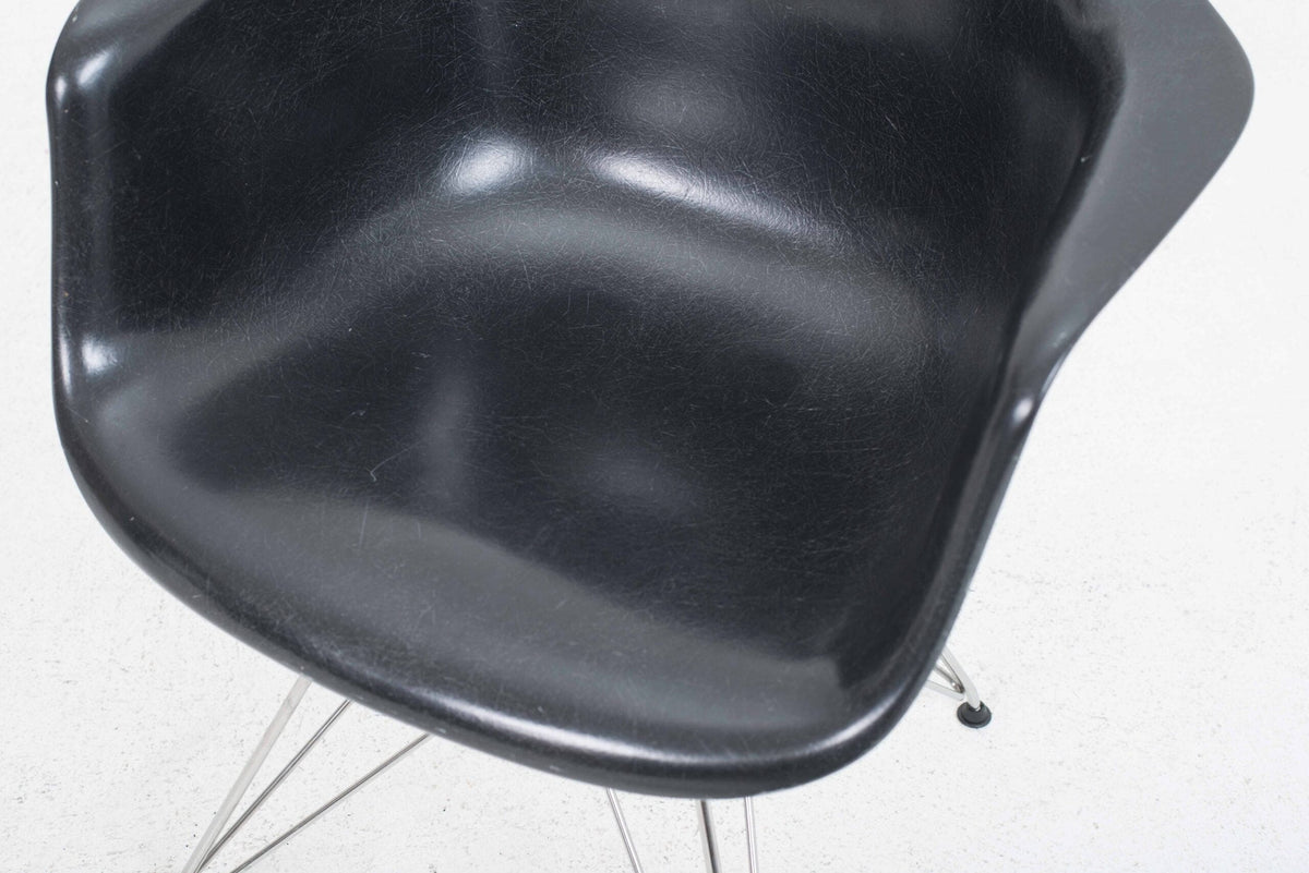 Fauteuil en fibre de verre DAR par Eames pour Herman Miller en noir