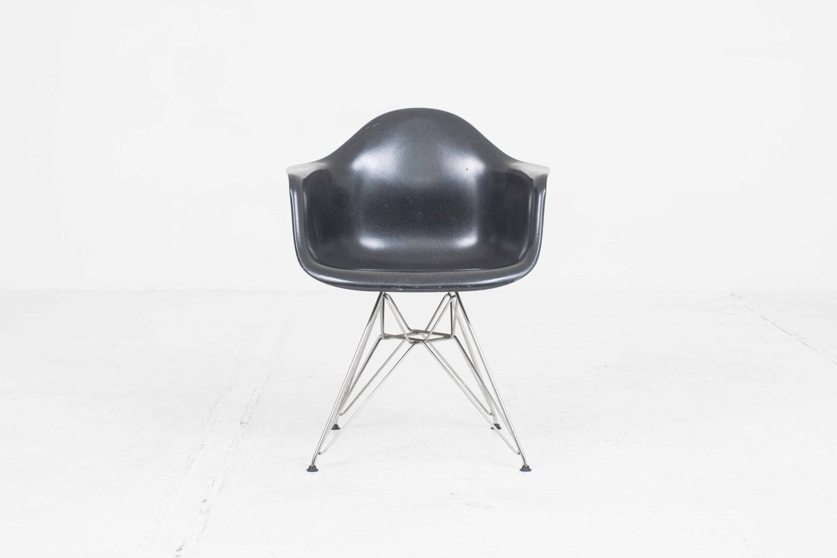 Fauteuil en fibre de verre DAR par Eames pour Herman Miller en noir