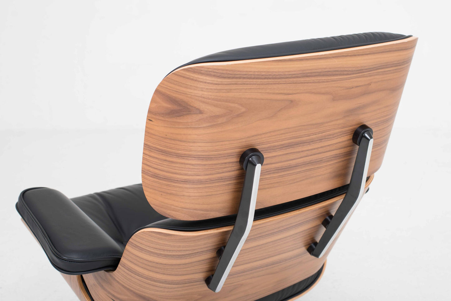 Vintage Lounge Chair und Ottoman von Charles und Ray Eames für Herman Miller, Nussbaum und Leder