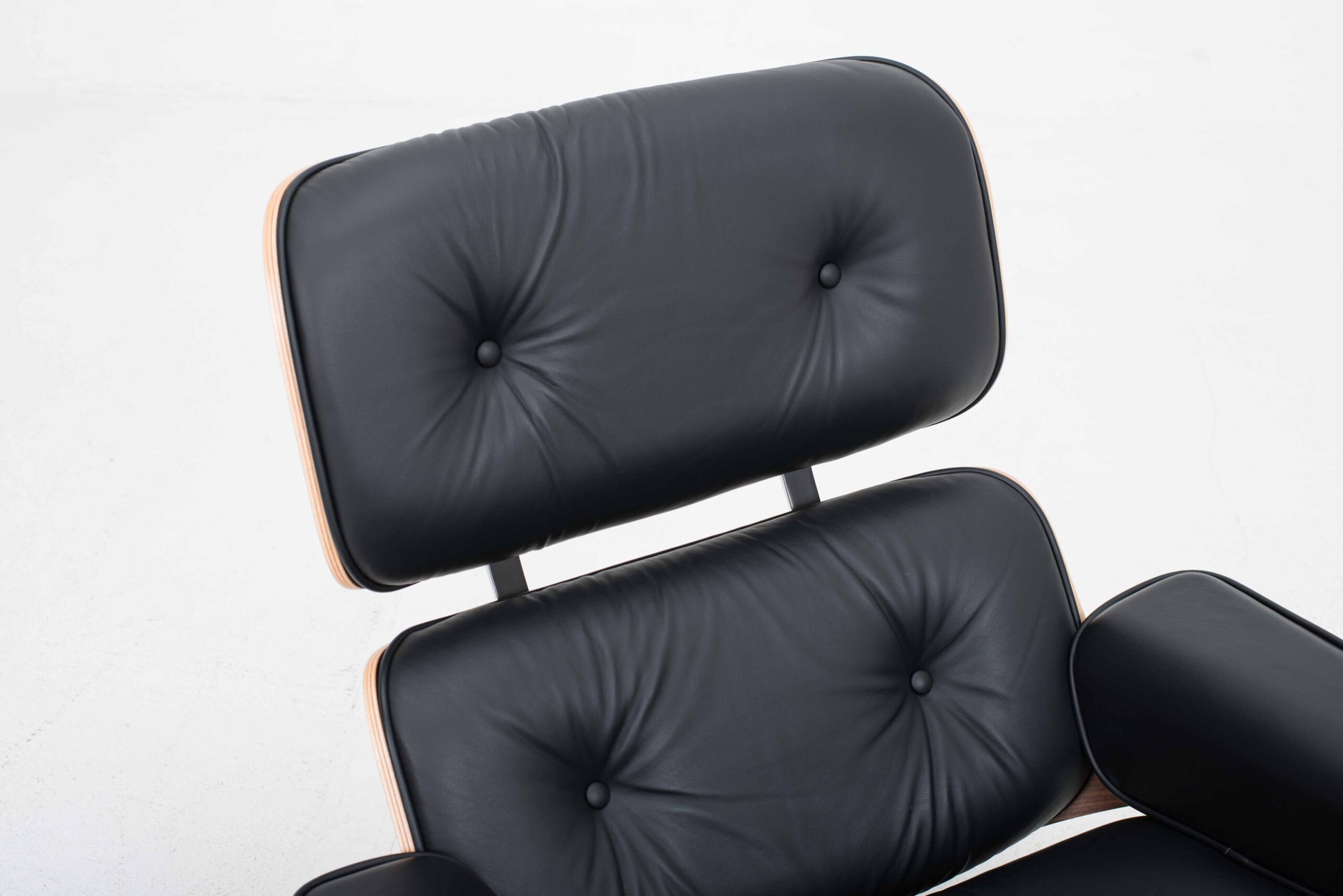 Vintage Lounge Chair und Ottoman von Charles und Ray Eames für Herman Miller, Nussbaum und Leder