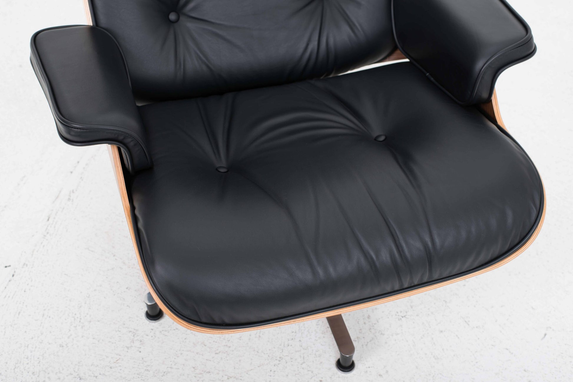 Vintage Lounge Chair und Ottoman von Charles und Ray Eames für Herman Miller, Nussbaum und Leder