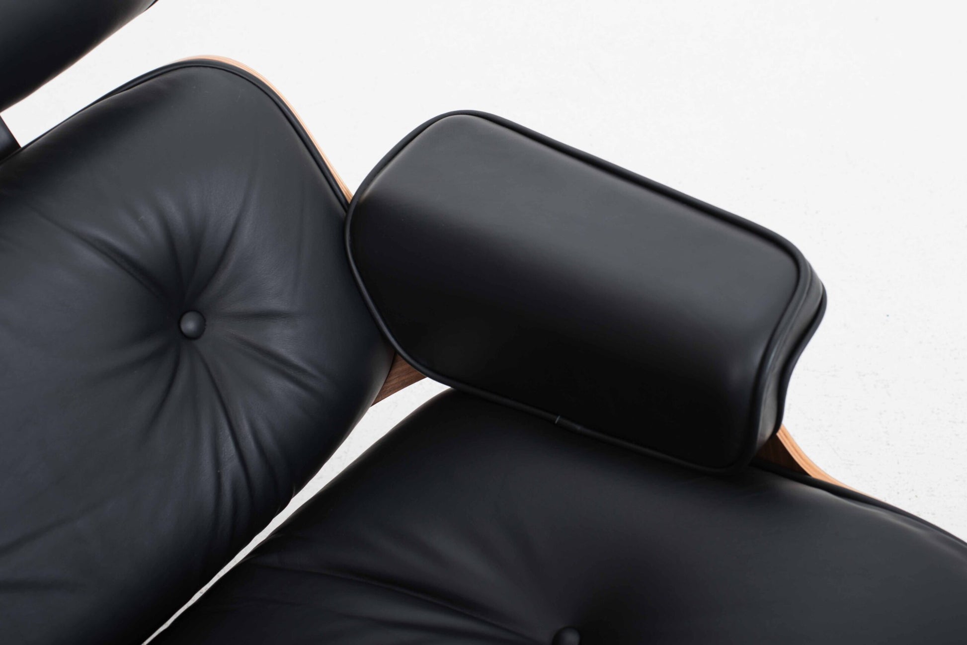 Vintage Lounge Chair und Ottoman von Charles und Ray Eames für Herman Miller, Nussbaum und Leder