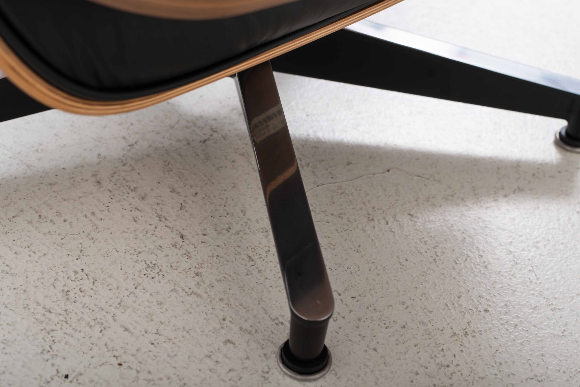 Vintage Lounge Chair und Ottoman von Charles und Ray Eames für Herman Miller, Nussbaum und Leder