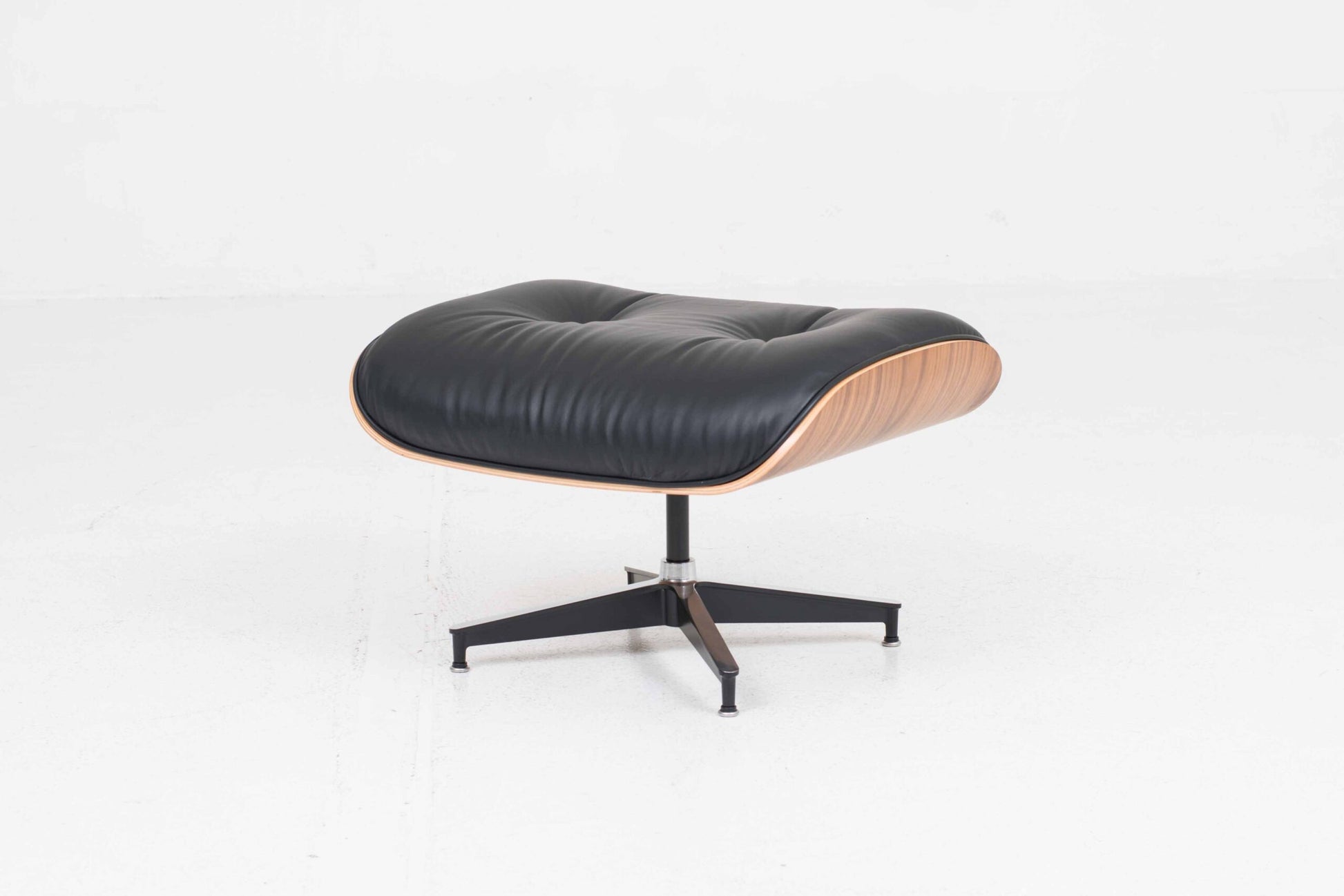 Vintage Lounge Chair und Ottoman von Charles und Ray Eames für Herman Miller, Nussbaum und Leder