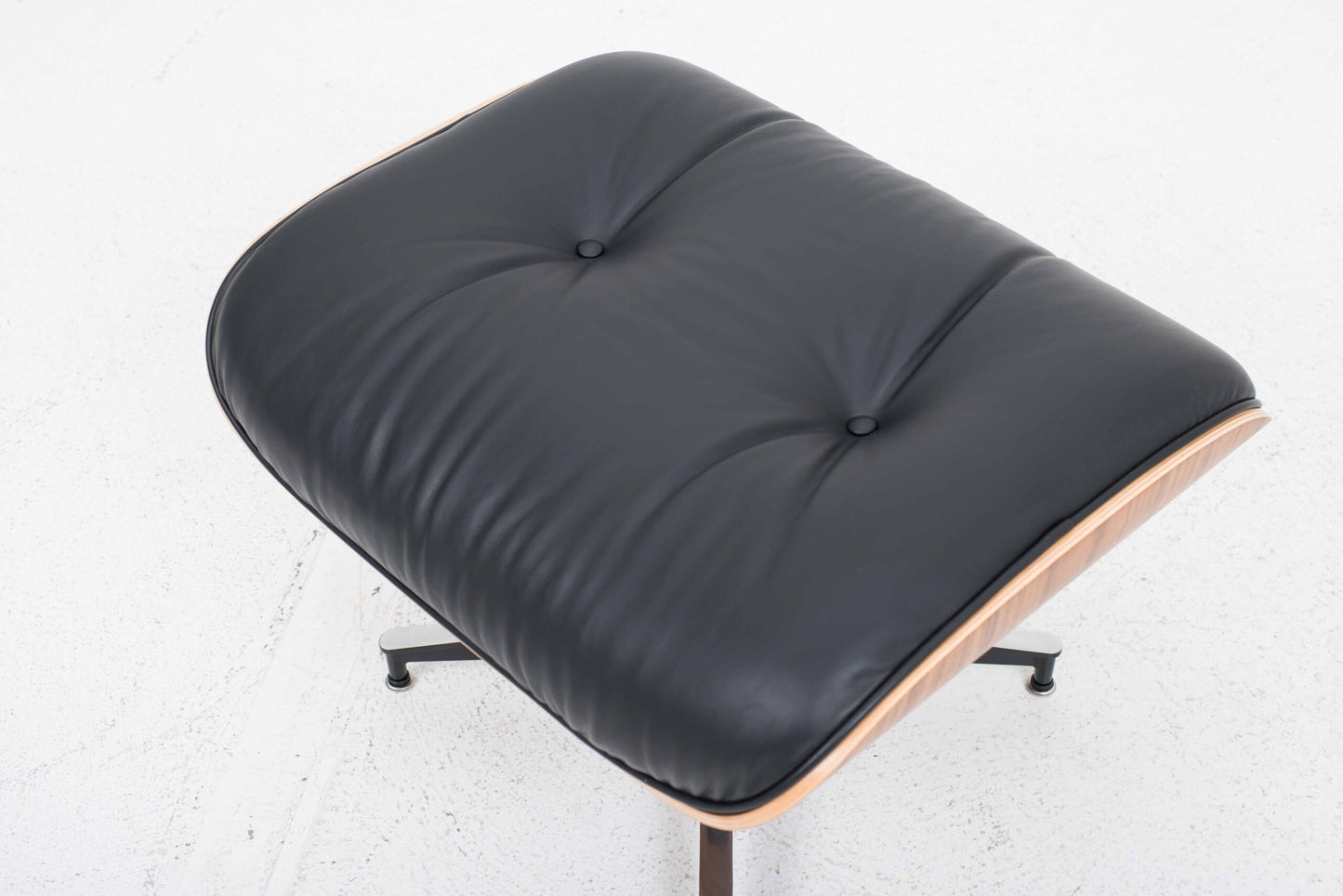 Vintage Lounge Chair und Ottoman von Charles und Ray Eames für Herman Miller, Nussbaum und Leder