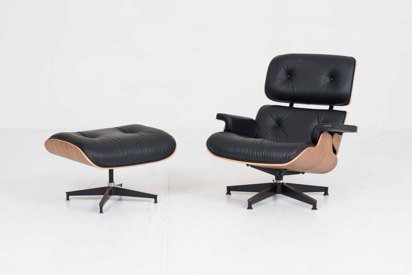 Vintage Lounge Chair und Ottoman von Charles und Ray Eames für Herman Miller, Nussbaum und Leder