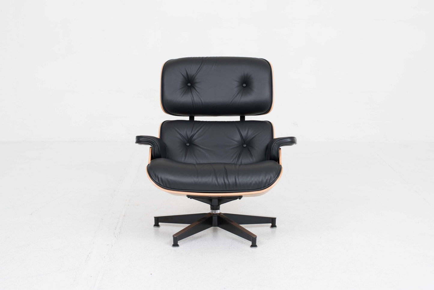Vintage Lounge Chair und Ottoman von Charles und Ray Eames für Herman Miller, Nussbaum und Leder