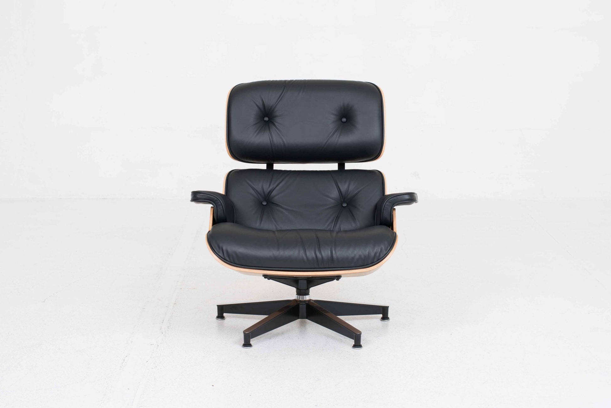 Vintage Lounge Chair und Ottoman von Charles und Ray Eames für Herman Miller, Nussbaum und Leder