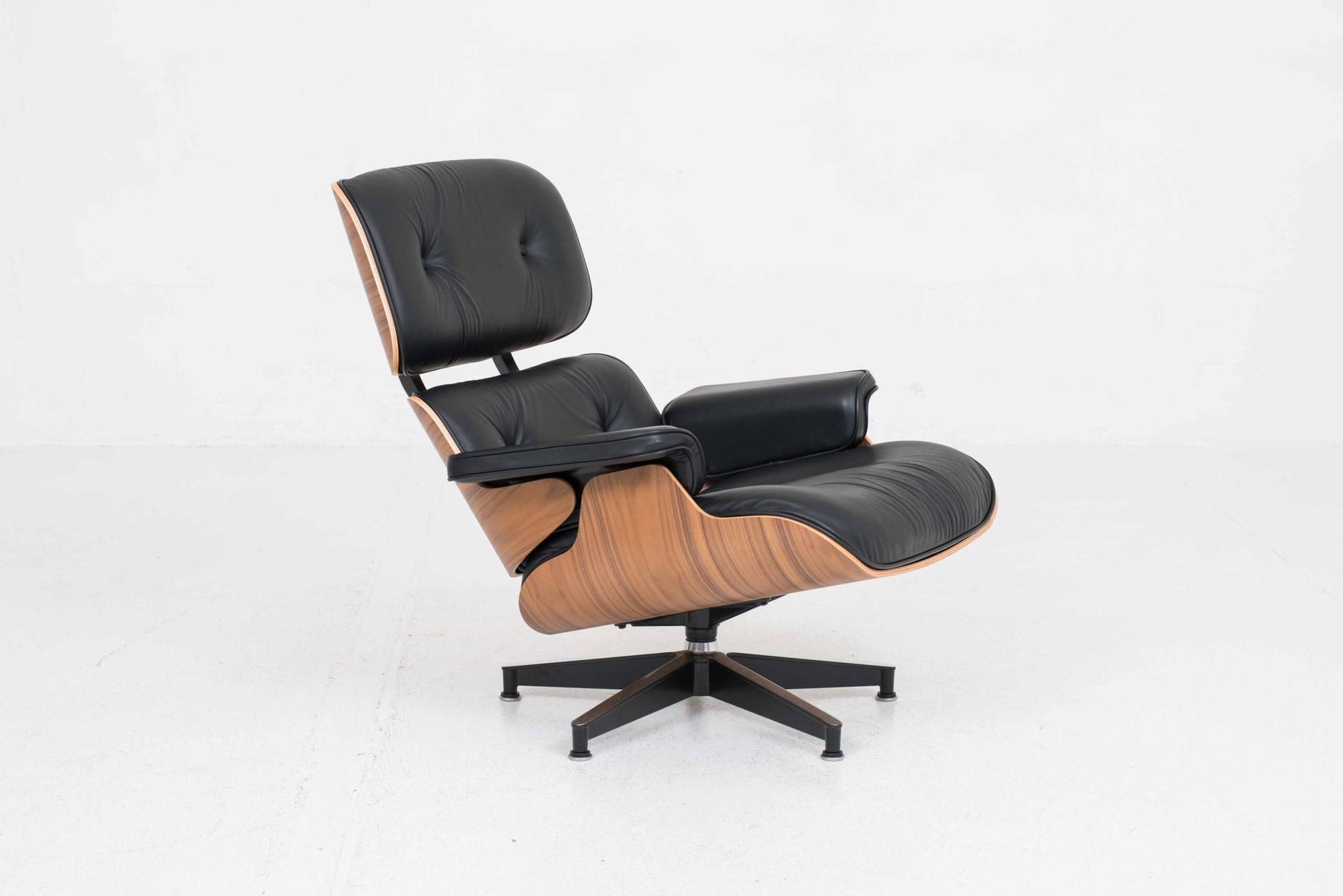 Vintage Lounge Chair und Ottoman von Charles und Ray Eames für Herman Miller, Nussbaum und Leder