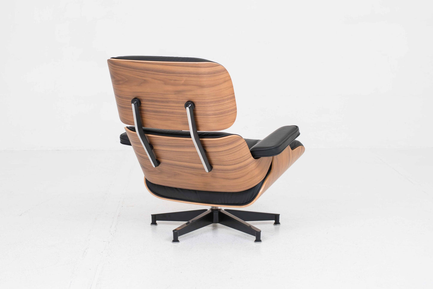 Vintage Lounge Chair und Ottoman von Charles und Ray Eames für Herman Miller, Nussbaum und Leder