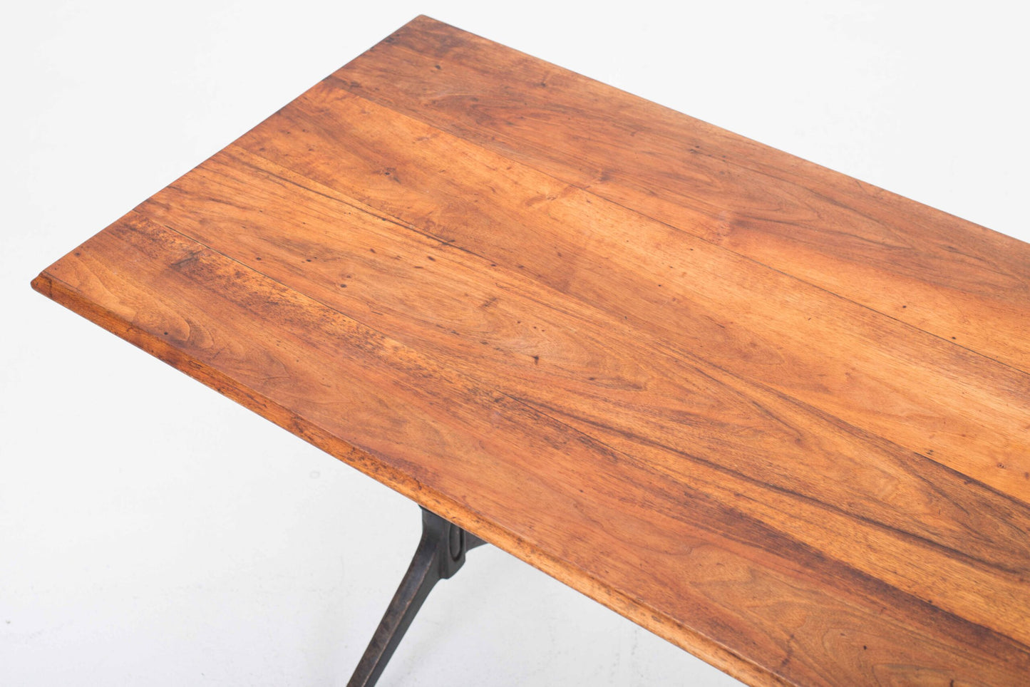 Vintage Tisch von Horgenglarus mit typischen Gusseisenfüßen und Massivholzplatte