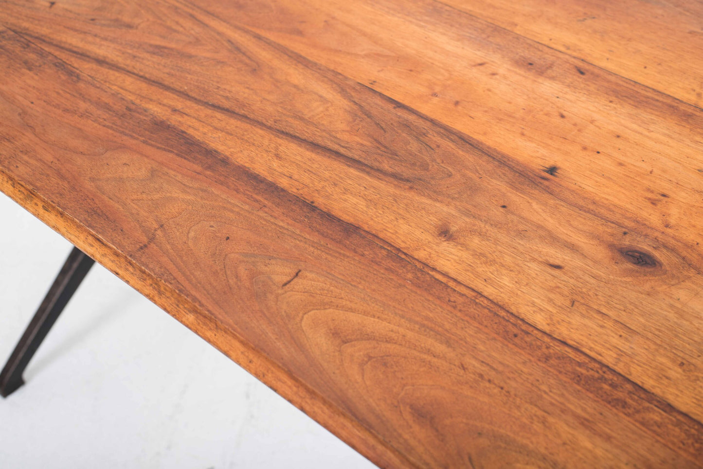 Vintage Tisch von Horgenglarus mit typischen Gusseisenfüßen und Massivholzplatte