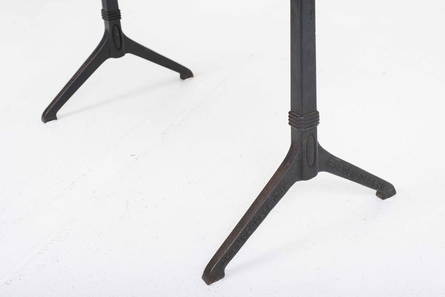 Vintage Tisch von Horgenglarus mit typischen Gusseisenfüßen und Massivholzplatte