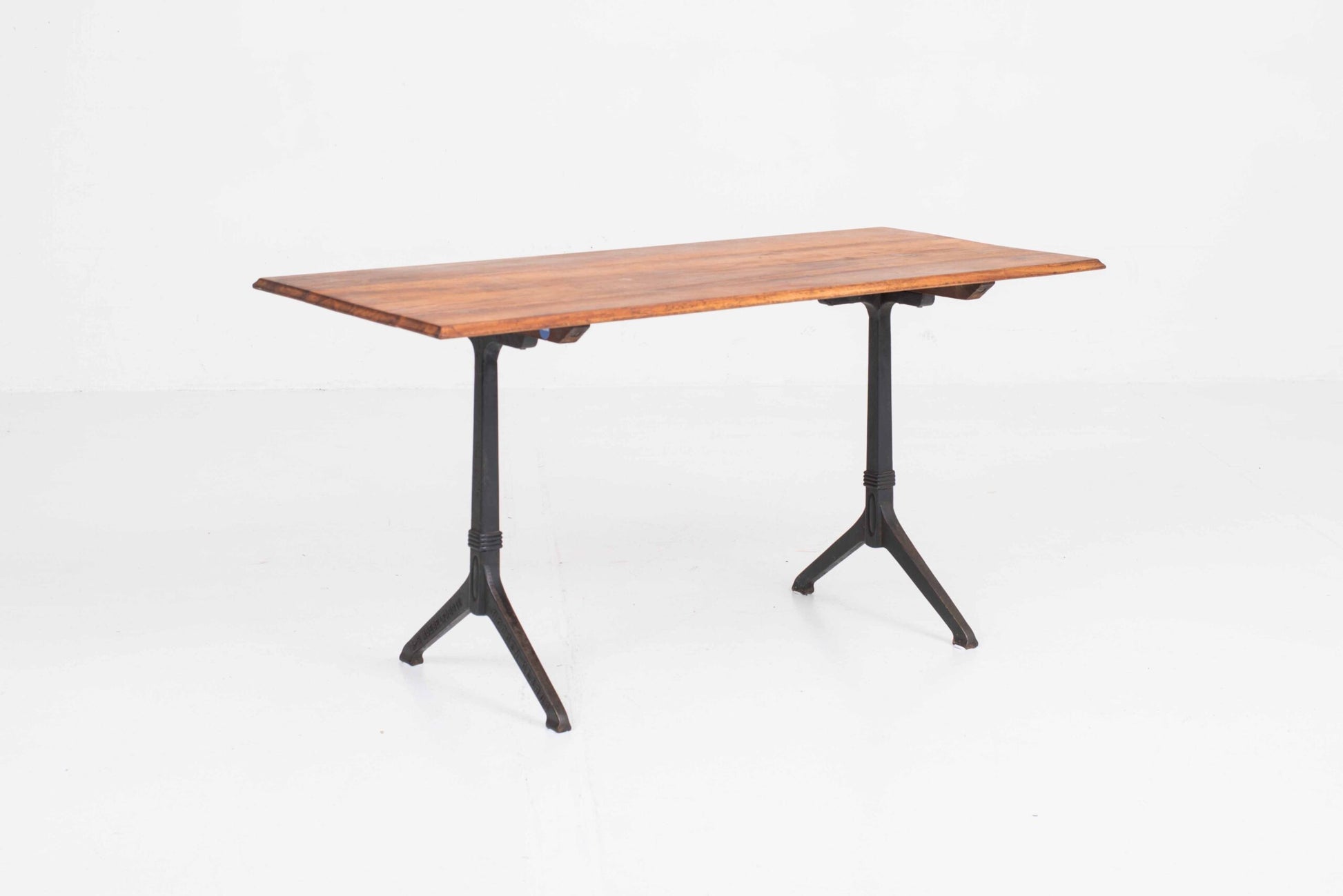 Vintage Tisch von Horgenglarus mit typischen Gusseisenfüßen und Massivholzplatte
