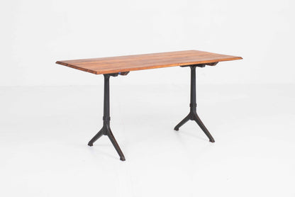 Vintage Tisch von Horgenglarus mit typischen Gusseisenfüßen und Massivholzplatte