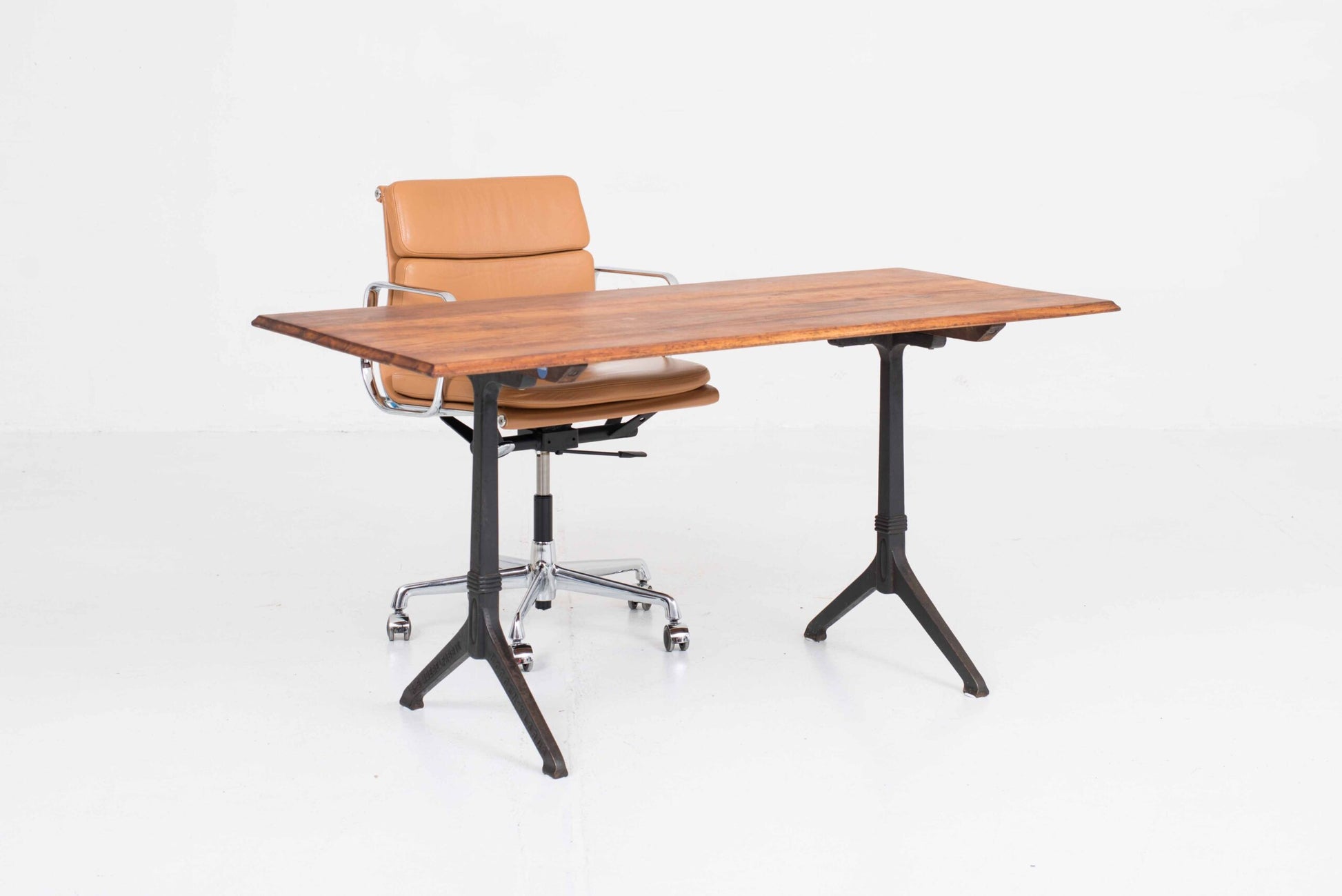 Vintage Tisch von Horgenglarus mit typischen Gusseisenfüßen und Massivholzplatte