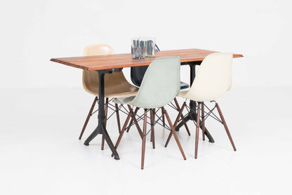 Vintage Tisch von Horgenglarus mit typischen Gusseisenfüßen und Massivholzplatte