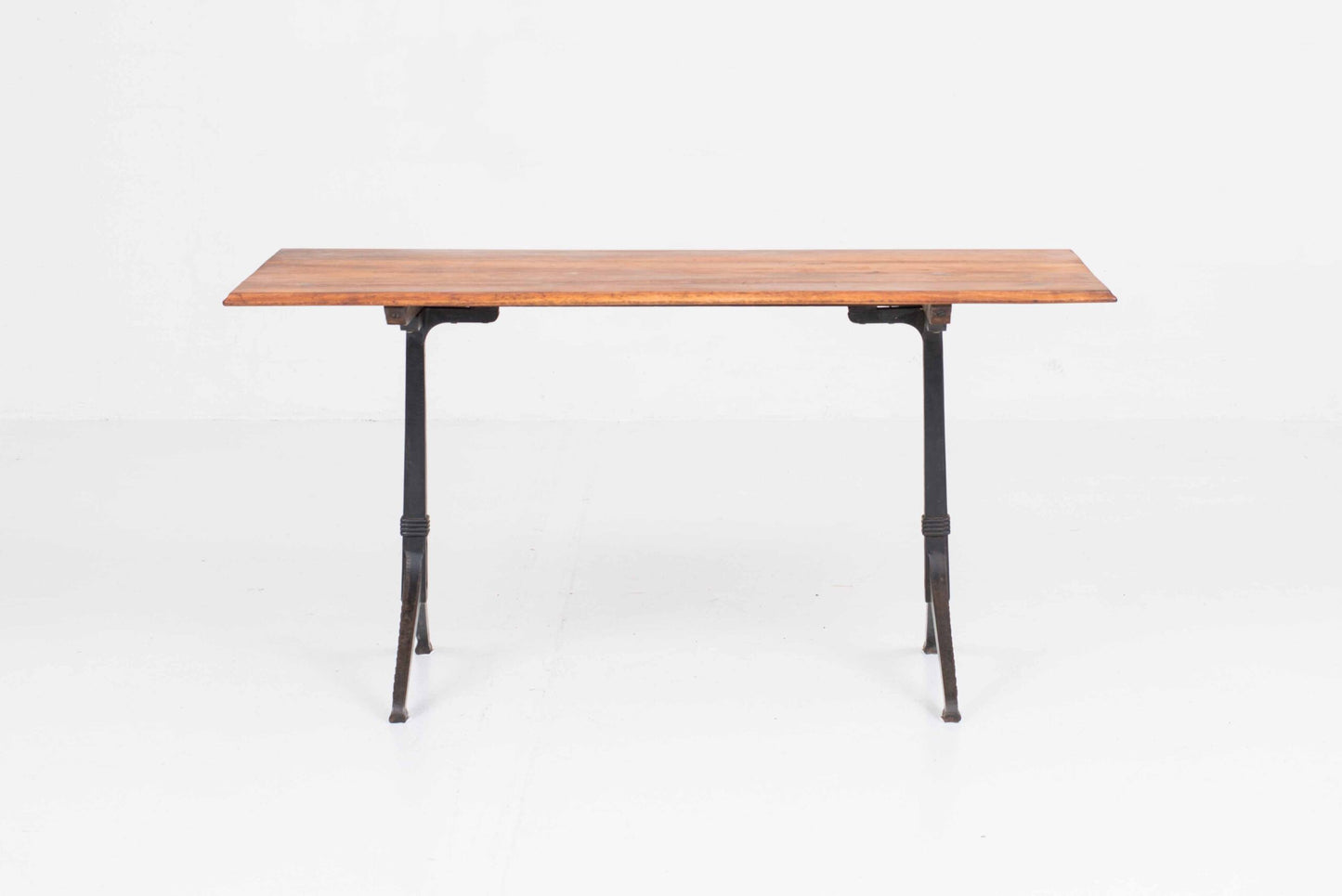 Vintage Tisch von Horgenglarus mit typischen Gusseisenfüßen und Massivholzplatte