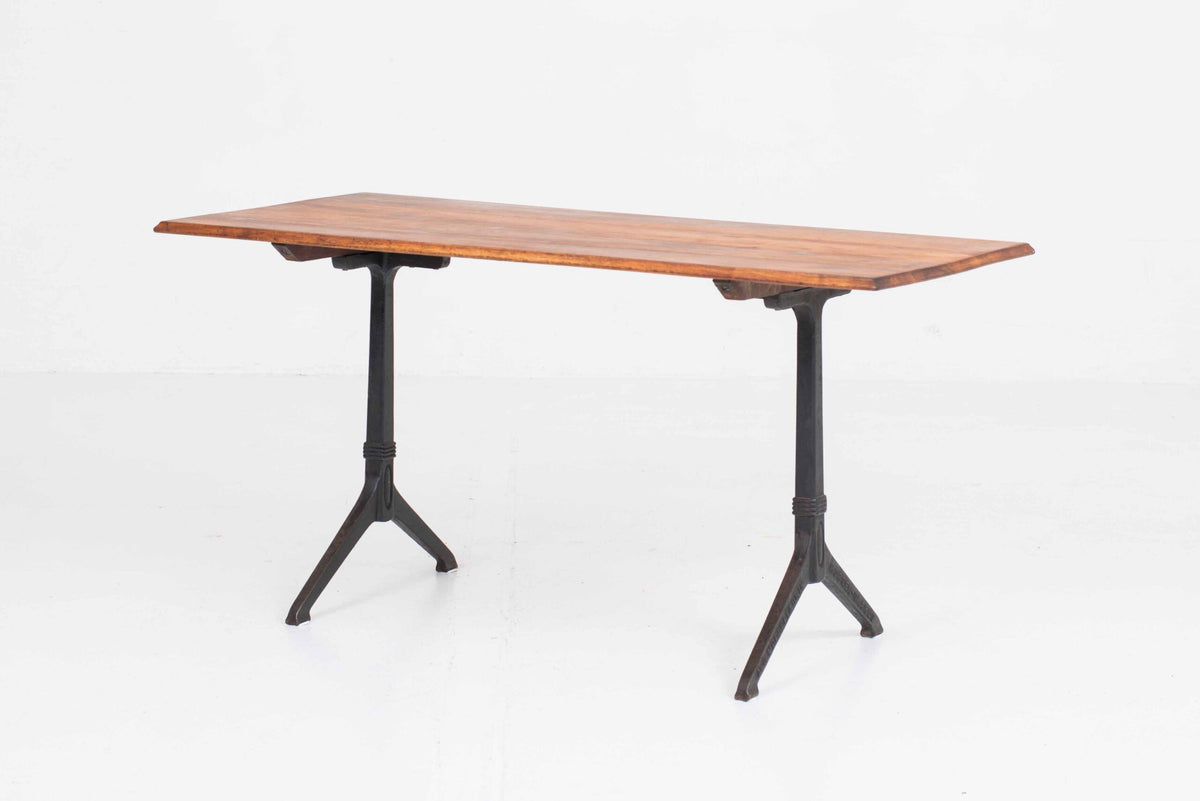 Vintage Tisch von Horgenglarus mit typischen Gusseisenfüßen und Massivholzplatte