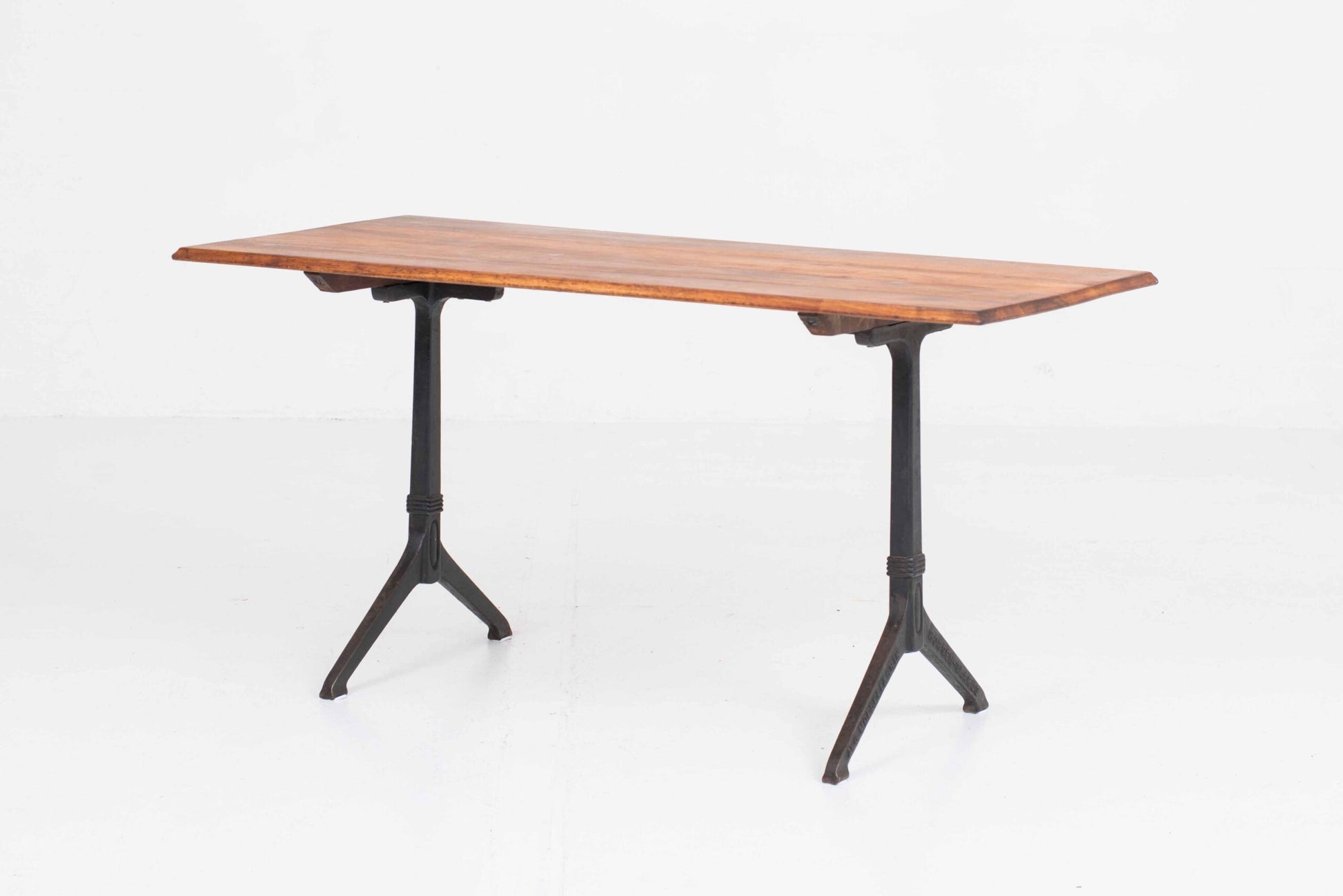 Vintage Tisch von Horgenglarus mit typischen Gusseisenfüßen und Massivholzplatte