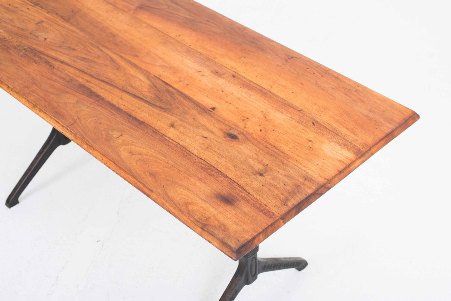 Vintage Tisch von Horgenglarus mit typischen Gusseisenfüßen und Massivholzplatte
