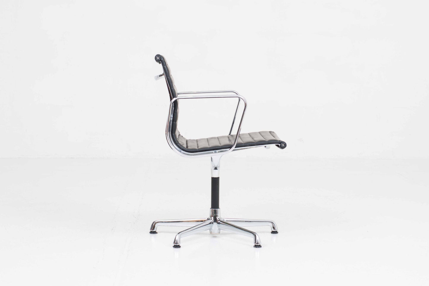 Vintage Bürostuhl EA 108 von Charles und Ray Eames für ICF schwarz Leder