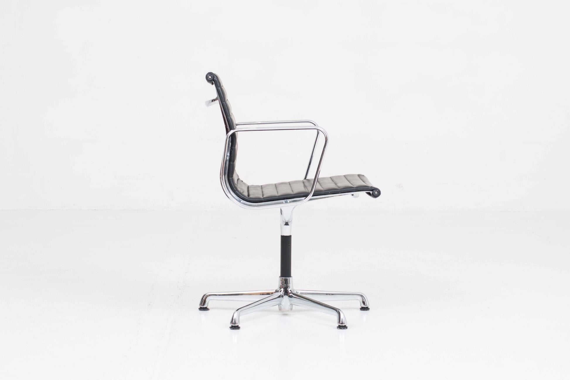 Vintage Bürostuhl EA 108 von Charles und Ray Eames für ICF schwarz Leder