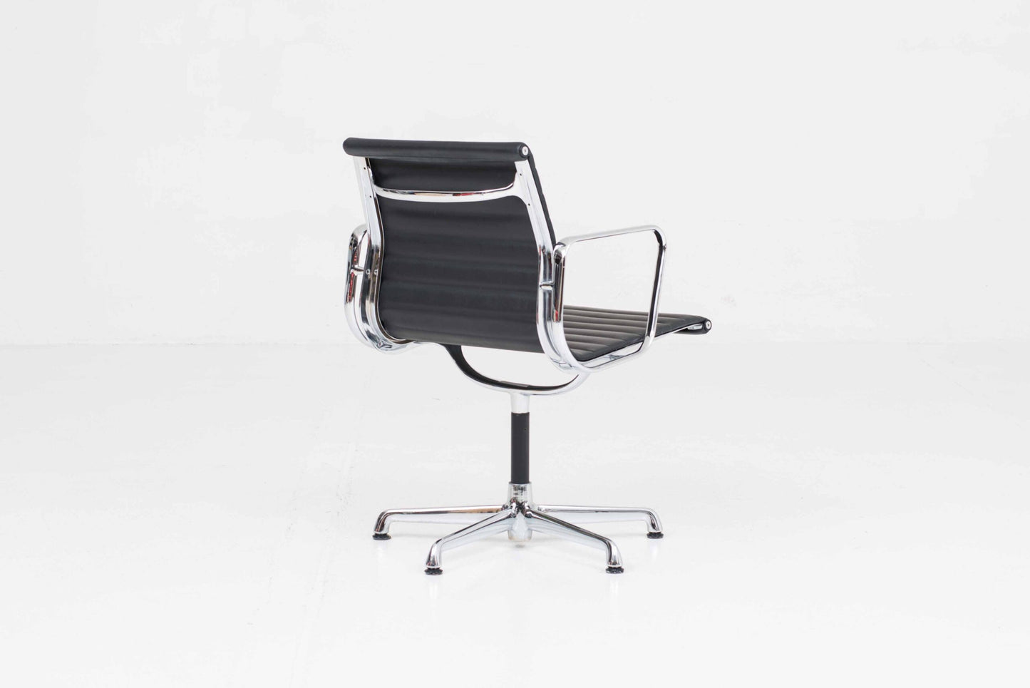 Vintage Bürostuhl EA 108 von Charles und Ray Eames für ICF schwarz Leder