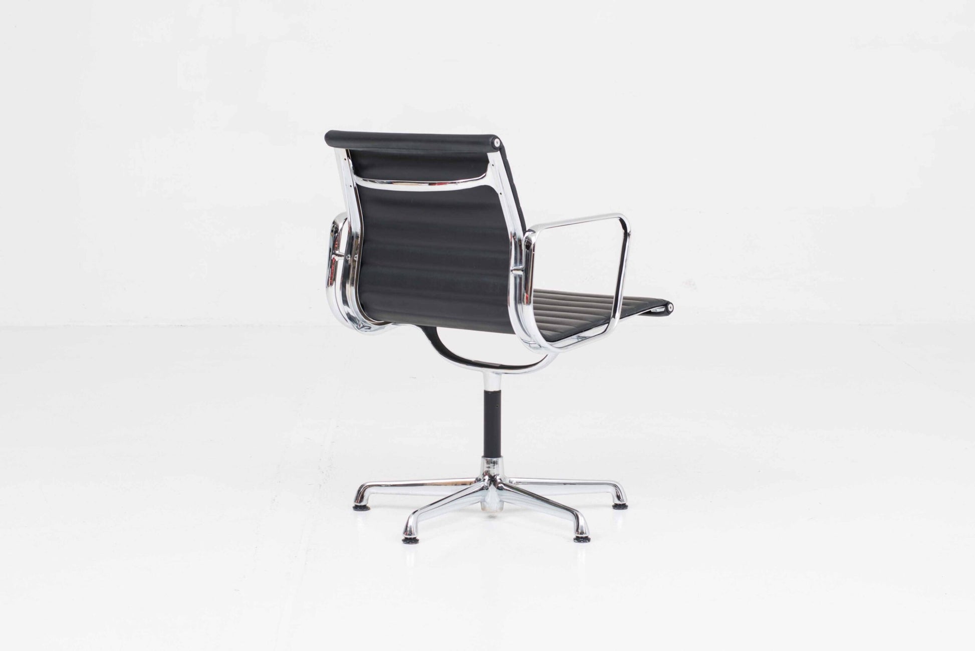 Vintage Bürostuhl EA 108 von Charles und Ray Eames für ICF schwarz Leder