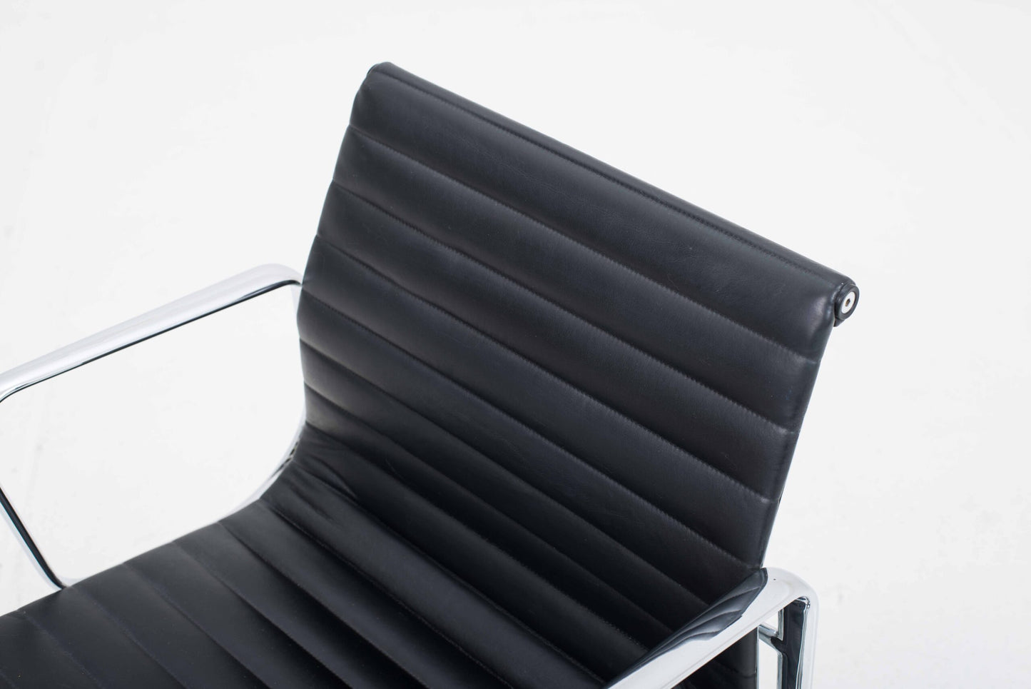 Vintage Bürostuhl EA 108 von Charles und Ray Eames für ICF schwarz Leder