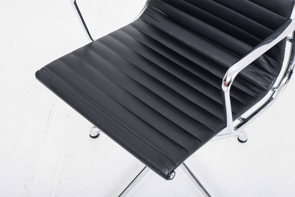 Vintage Bürostuhl EA 108 von Charles und Ray Eames für ICF schwarz Leder