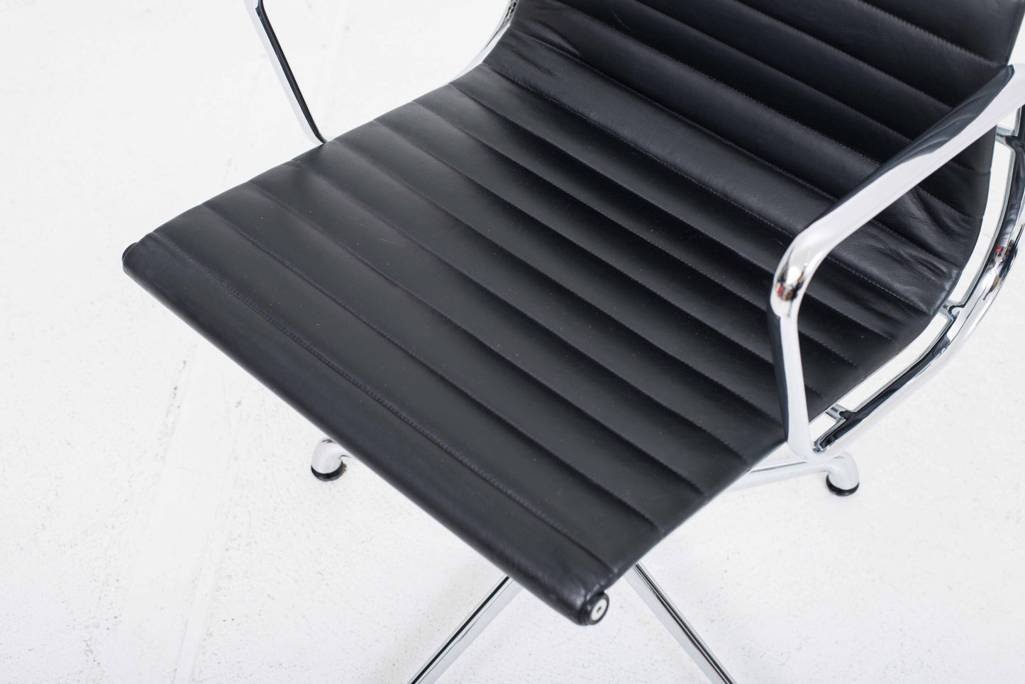 Vintage Bürostuhl EA 108 von Charles und Ray Eames für ICF schwarz Leder