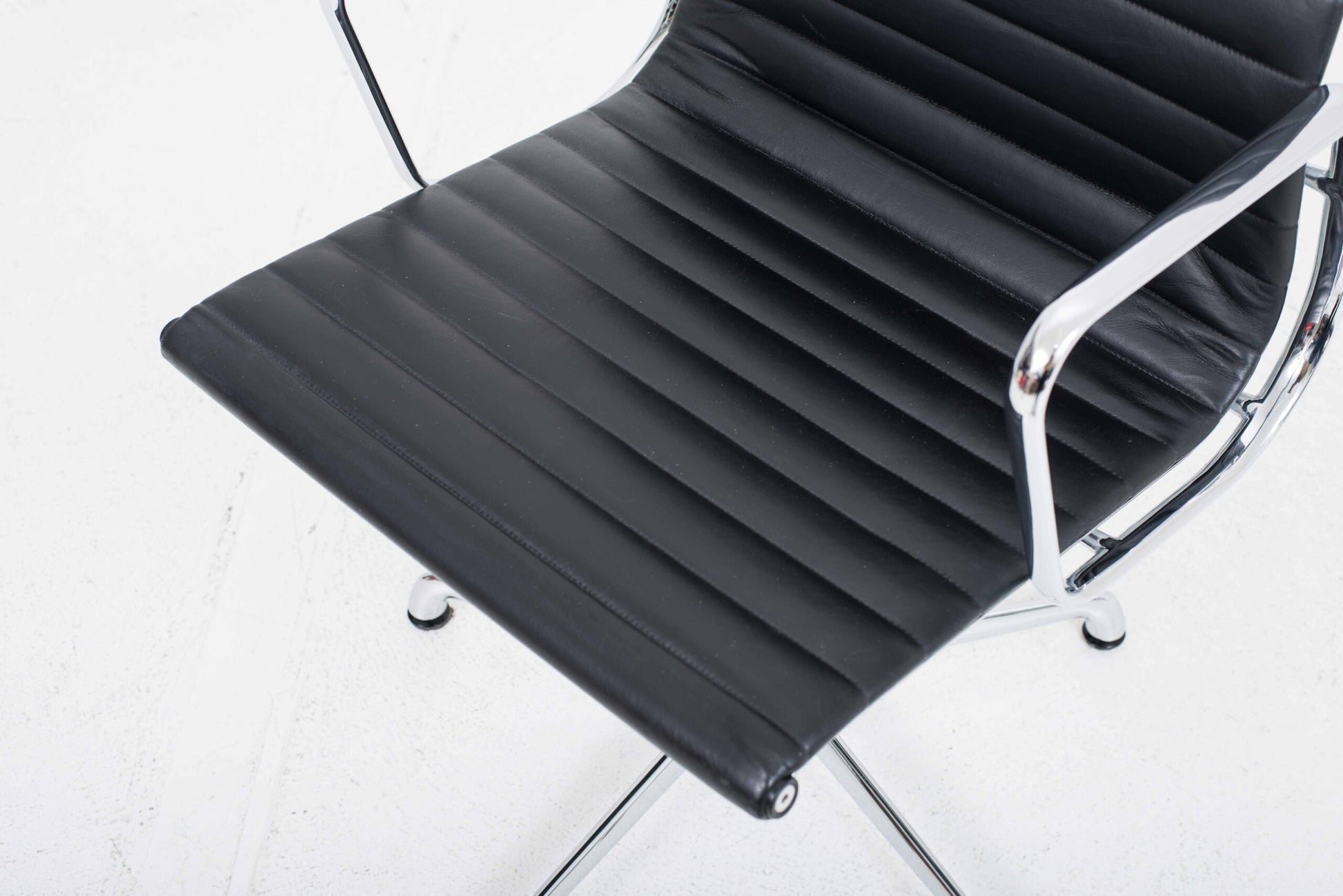 Vintage Bürostuhl EA 108 von Charles und Ray Eames für ICF schwarz Leder