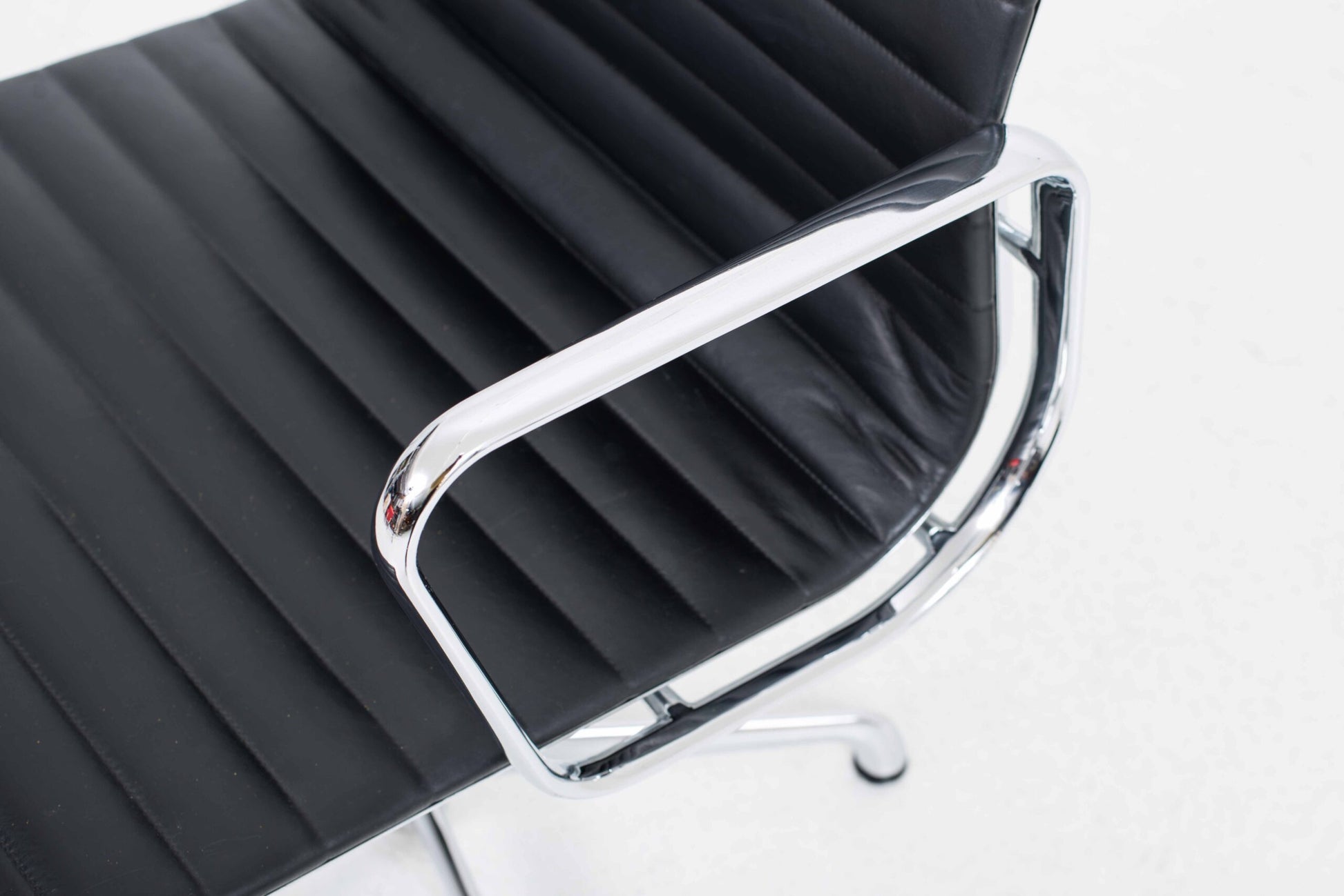 Vintage Bürostuhl EA 108 von Charles und Ray Eames für ICF schwarz Leder