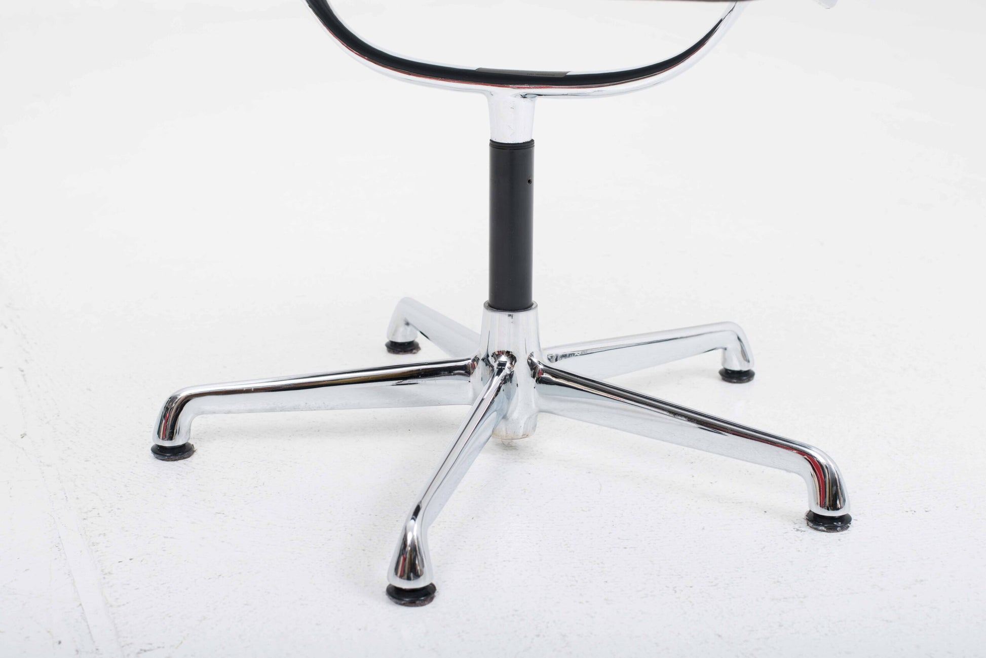 Vintage Bürostuhl EA 108 von Charles und Ray Eames für ICF schwarz Leder