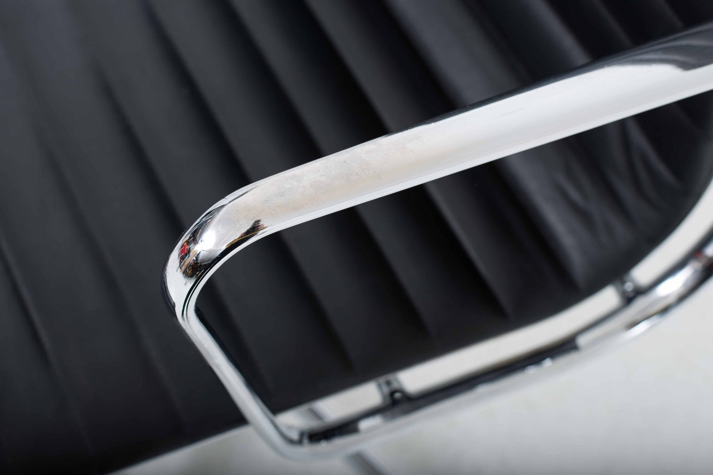 Vintage Bürostuhl EA 108 von Charles und Ray Eames für ICF schwarz Leder