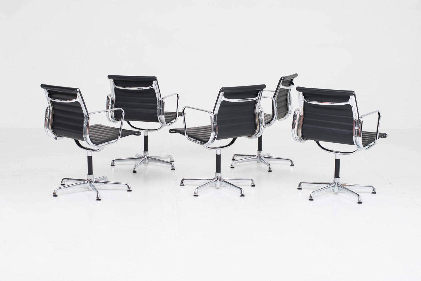 Vintage Bürostuhl EA 108 von Charles und Ray Eames für ICF schwarz Leder