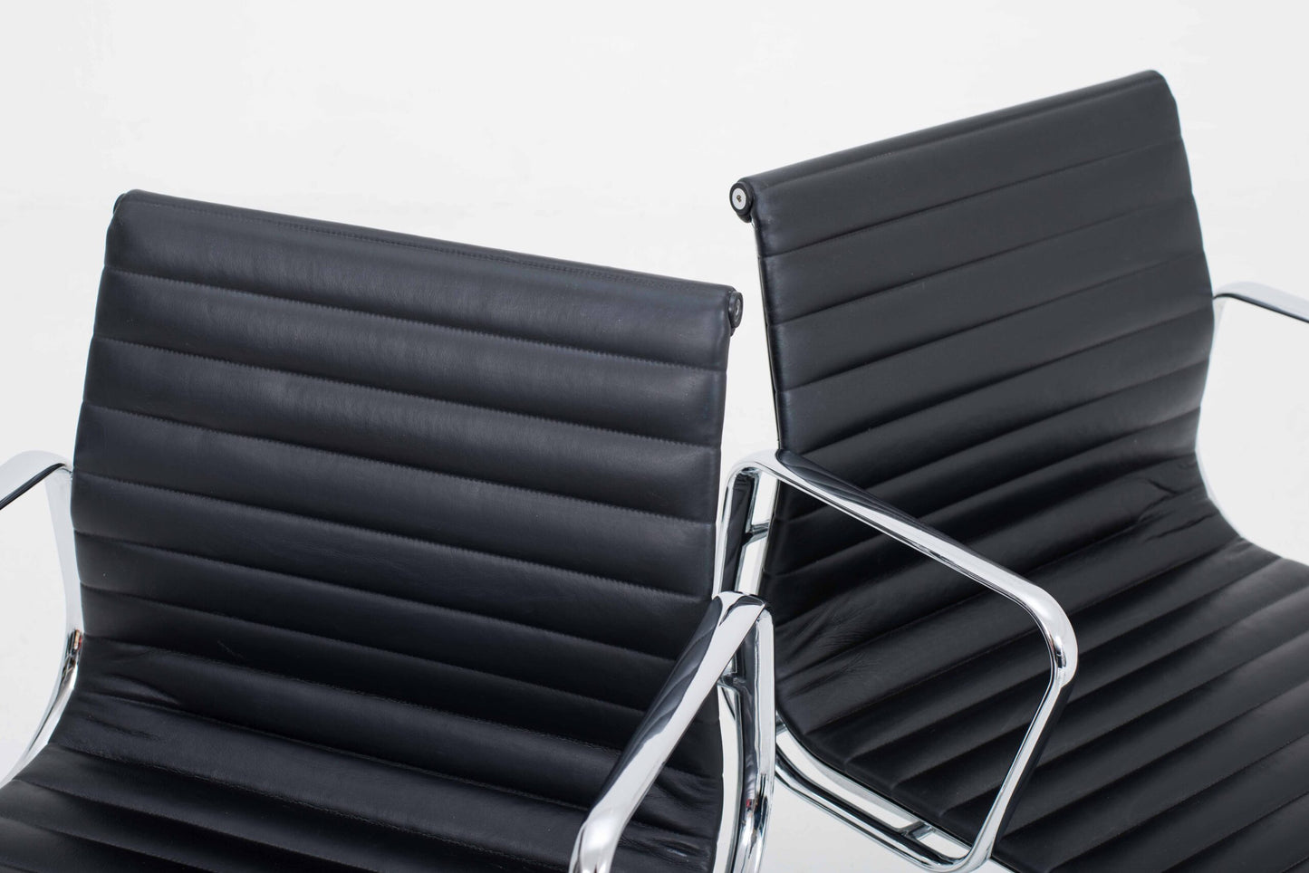 Vintage Bürostuhl EA 108 von Charles und Ray Eames für ICF schwarz Leder