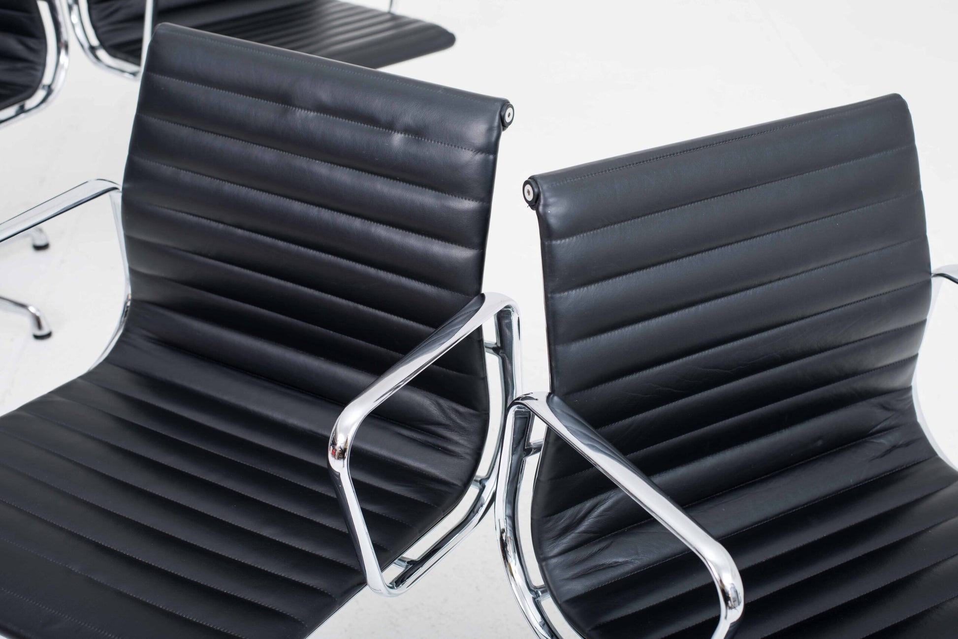 Vintage Bürostuhl EA 108 von Charles und Ray Eames für ICF schwarz Leder