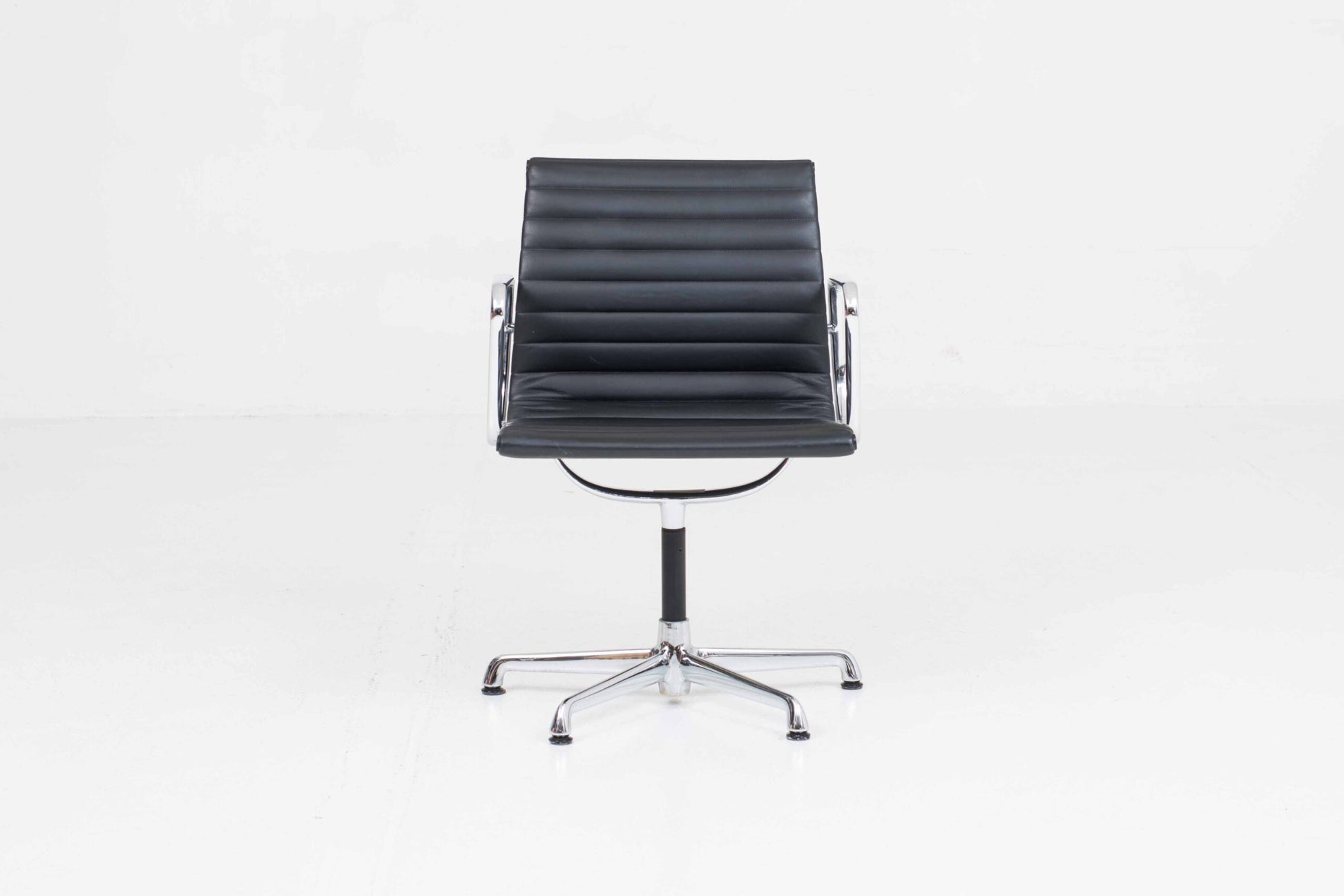 Vintage Bürostuhl EA 108 von Charles und Ray Eames für ICF schwarz Leder