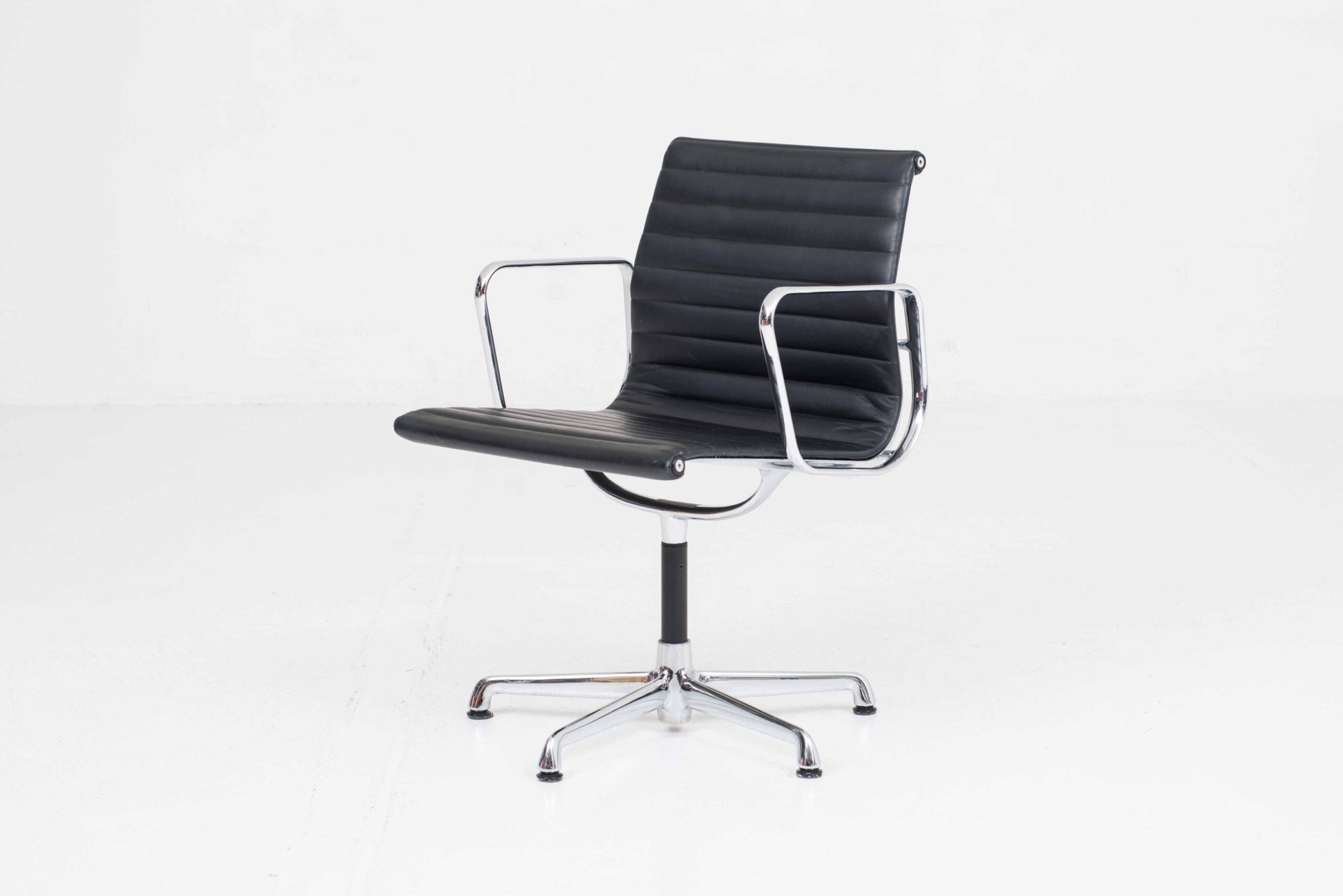 Vintage Bürostuhl EA 108 von Charles und Ray Eames für ICF schwarz Leder