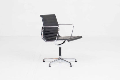 Vintage Bürostuhl EA 108 von Charles und Ray Eames für ICF schwarz Leder