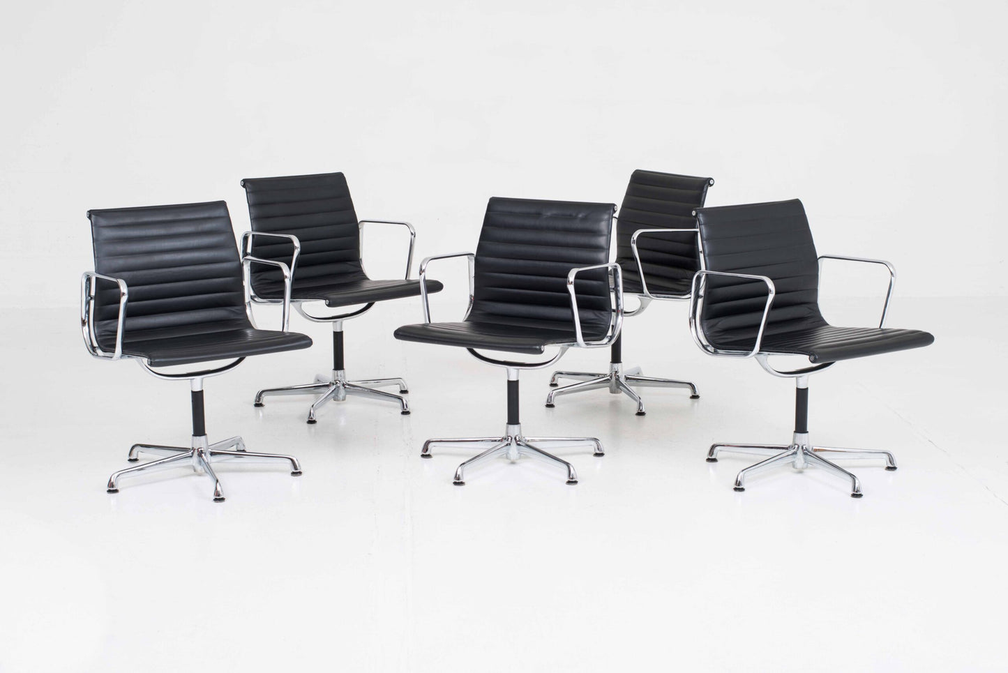 Vintage Bürostuhl EA 108 von Charles und Ray Eames für ICF schwarz Leder