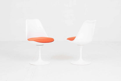 Tulip Stuhl von Eero Saarinen für Knoll International mit orangem Sitzkissen