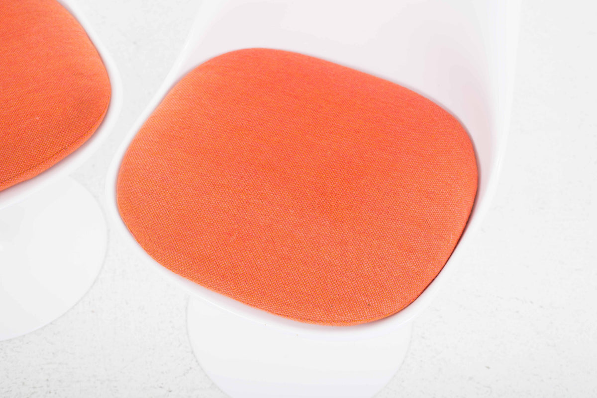 Tulip Stuhl von Eero Saarinen für Knoll International mit orangem Sitzkissen