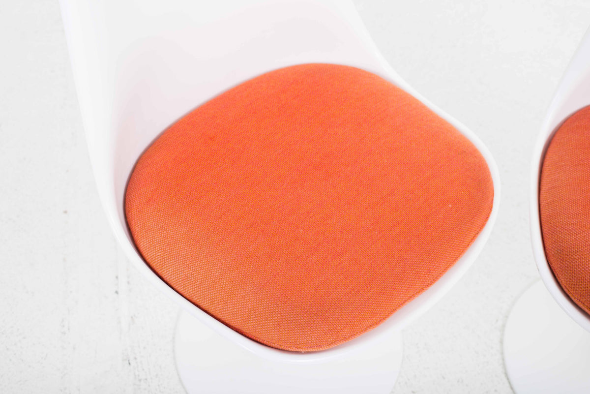 Tulip Stuhl von Eero Saarinen für Knoll International mit orangem Sitzkissen
