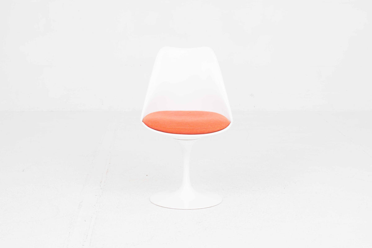 Tulip Stuhl von Eero Saarinen für Knoll International mit orangem Sitzkissen